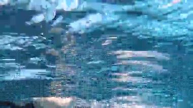 Yansımalı ve hareketli su yüzeyi