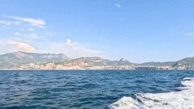 Sahildeki dağ manzaralı manzaralı tekne yolculuğu