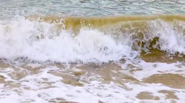 Dinamik okyanus dalgaları Port Campbell, Avustralya 'daki kumlu kıyıya çarpar, canlı yeşil renklerle doğal gün ışığında yakalanır.