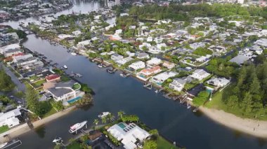 Banliyö kanalı ve nehrin panoramik görüntüsü