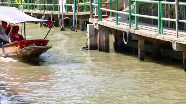 Turistler Bangkok 'ta tekne turunun keyfini çıkarıyorlar