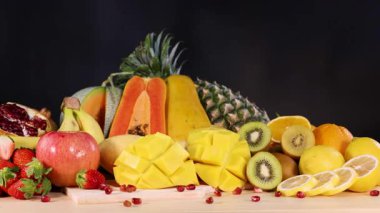 Çeşitli taze meyvelerden oluşan canlı bir karışım.