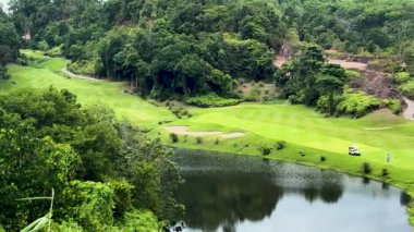 Phuket, Tayland 'da yemyeşil golf sahası