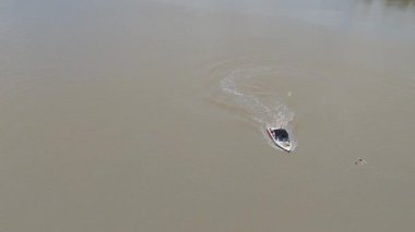 Toowoomba gölünde kayakçı.