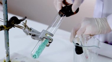 Laboratuvar ortamında kimyasal reaksiyon gösterimi