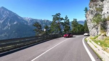 Manzaralı bir dağ yolunda giden arabalar