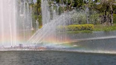 Çeşme spreyinde renkli gökkuşağı formları