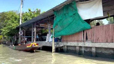 Bangkok 'un yüzen pazarında tekne yolculuğu
