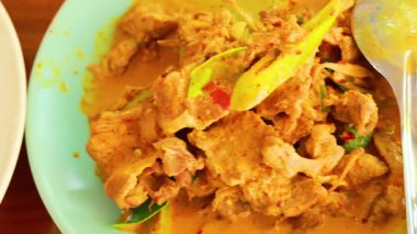 Canlı bir Tayland yemeği gösterisi yayınbalığı körili ve baharatlı domuz pirzolası çorbası, sıcak ve davetkar bir ortamda yakalandı.