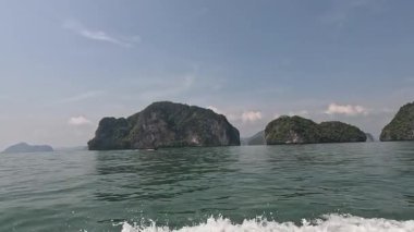 Manzaralı tropik adalarda tekne turu