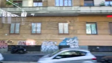 Milano 'daki binaların sokak manzarası