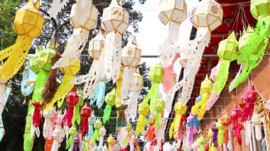 Rüzgarda sallanan renkli fenerler