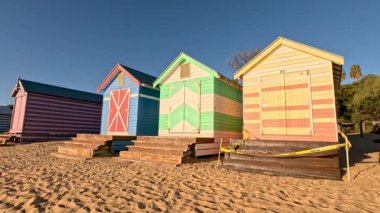 Kumlu Brighton Sahili 'ndeki renkli sahil kulübeleri.