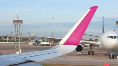 Suvarnabhumi Havaalanı 'nda uçak kanadı görüntüsü