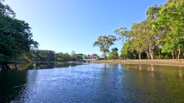 Huzurlu nehir gezisi yemyeşil manzaralarda