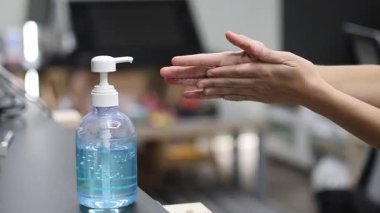 Uygun el temizleme tekniğini sergileyen kişi.