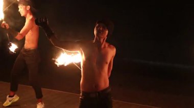 Geceleri ateş püskürten üstsüz bir sanatçı.