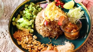 Lezzetli Tayland yemeği ve canlı malzemeler