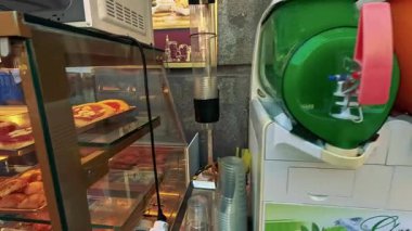 Turistler Napoli 'de yemek ve içeceklerin keyfini çıkarıyorlar