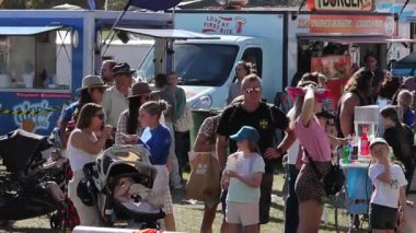 Kalabalık yemek tezgahlarını ve eğlenceyi seviyor.