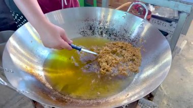 Bangkok 'ta büyük bir tavada kızartma yemek.