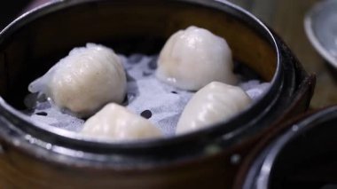 Bambu sepetlerinde kaynamış Dim sum köfteleri.