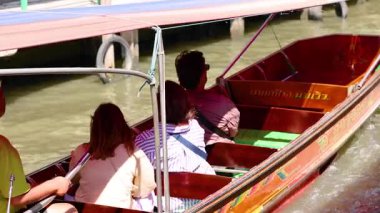 Turistler Bangkok 'ta tekne turunun keyfini çıkarıyorlar