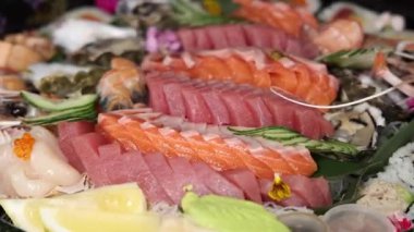 Çok çeşitli suşi çeşitleri var.