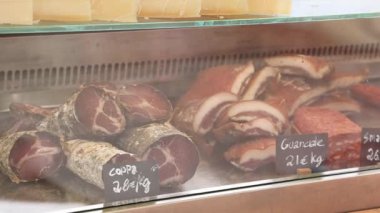 Bir şarküteride sergilenen çeşitli et çeşitleri