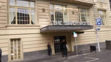 Melbourne Savoy Oteli yakınlarında yayalar ve trafik