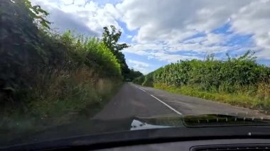 Araçlar yol çalışması işaretlerini ve engelleri aşar