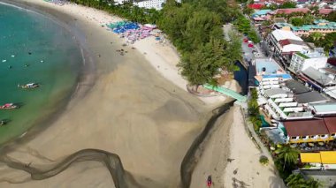 Dalgalar çekildiğinde kumsalın havadan görünüşü