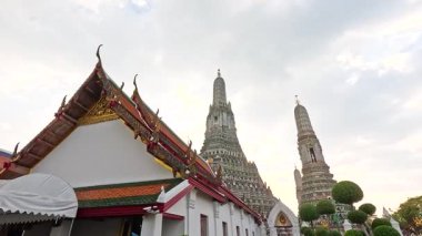 Turistler Bangkok 'taki Wat Arun Tapınağı' nın etrafında dolanıp, serin gün ışığında büyüleyici mimarisini yakalıyorlar.