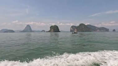 Tekne, resim adaları yakınlarındaki suları aşıyor.