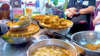 Tedarikçi Bangkok 'ta kızartılmış pirinç aperatifleri hazırlıyor.