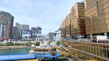 Hong Kong limanı boyunca inşaat ve gökdelenler.