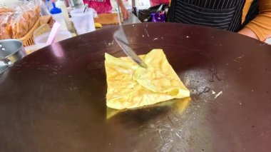 Roti bir sokak satıcısı tarafından kızartılıyor.