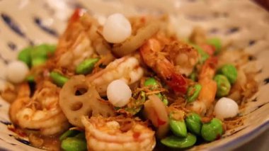 Sebzeli kızarmış karides.