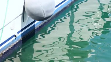 Monte Carlo limanındaki suyun tekne yansıması