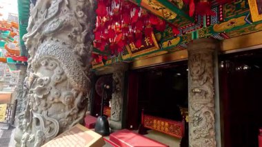 Ziyaretçiler süslü tapınak mimarisine ve dekoruna hayranlar.