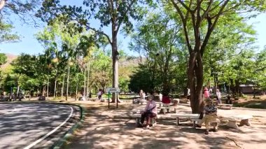 Ziyaretçiler hayvanat bahçesinde güneşli bir günün tadını çıkarıyorlar.