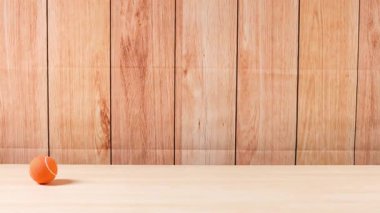Bir tenis topu ahşap bir rafta hareket eder.