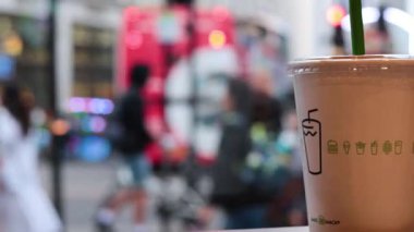 İnsanlar Londra 'da bir içkinin yanından geçiyor.