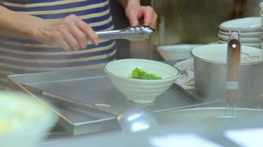 Şef Hong Kong mutfağında erişte çorbası hazırlıyor.