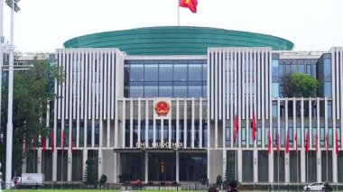 Vietnam bayrağı hükümet binasının tepesinde dalgalanıyor