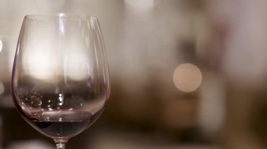 Bir dizi çerçeve boş bir şarap kadehini gösteriyor. yumuşak ve bulanık bir arka plan, sakin ve zarif bir atmosfer yaratıyor.