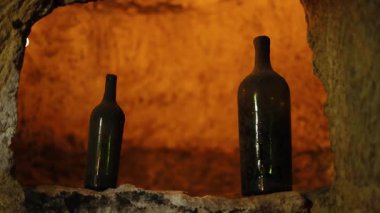 Loş bir mahzende iki şişe