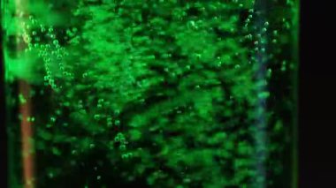 Yeşil köpüklü bir içecekte kabarcıklar yükseliyor