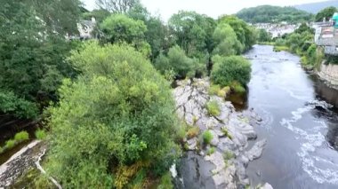 Yeşillik ve binalarla akan nehir