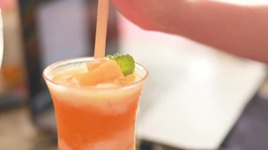 Phuket, Tayland 'da el yapımı taze mango suyu.